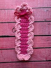 Load image into Gallery viewer, Crochet Scallop Bookmark
