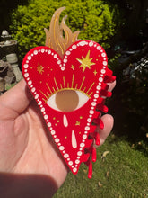 Load image into Gallery viewer, Heart Eye Claw Clip
